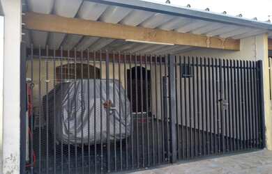 Imagem: A casa possui 2 Dormitórios, 1 Banheiro, 2 Vagas na garagem