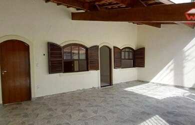 Imagem: A casa possui 3 Dormitórios, 2 Banheiros, 2 Vagas na garagem