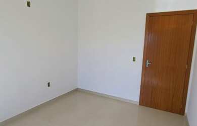 Imagem: A casa possui 2 Dormitórios, 2 Banheiros, 2 Vagas na garagem