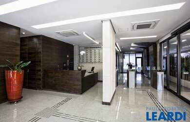 Imagem: O depósito possui 2 Vagas na garagem e 48m² de Área e está