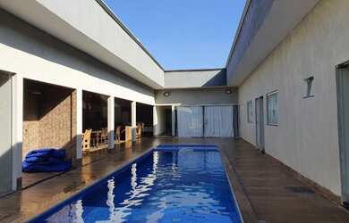 Imagem: A casa em condomínio possui 5 Dormitórios e está localizado