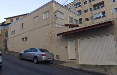 Imagem: A casa possui 3 Dormitórios, 3 Banheiros, 2 Vagas na garagem