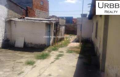 Imagem 4: Terreno com casas antigas