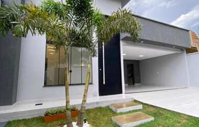 Imagem: A casa possui 3 Dormitórios, 2 Banheiros, 2 Vagas na garagem