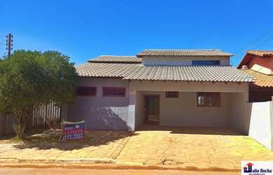 Imagem: A casa possui 4 Dormitórios, 4 Banheiros, 2 Vagas na garagem