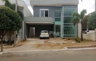 Imagem: A casa em condomínio possui 4 Dormitórios, 1 Banheiro, 4 Vagas