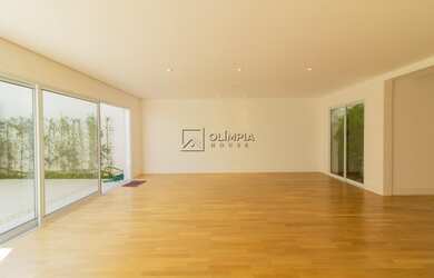 Imagem: A casa possui 3 Dormitórios, 3 Banheiros, 2 Vagas na garagem