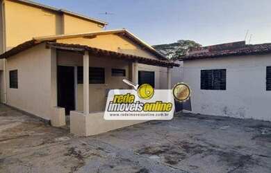 Imagem: A casa possui 4 Dormitórios, 2 Banheiros, 5 Vagas na garagem