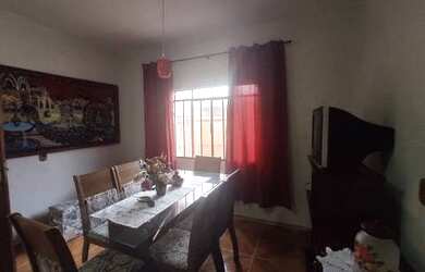 Imagem: A casa possui 3 Dormitórios, 2 Banheiros, 1 Vaga na garagem