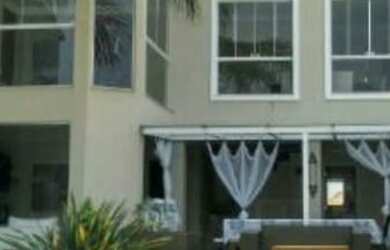 Imagem: A casa possui 4 Dormitórios, 3 Banheiros, 2 Vagas na garagem