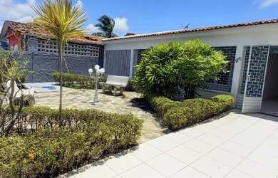 Imagem: A casa possui 4 Dormitórios, 3 Banheiros, 5 Vagas na garagem