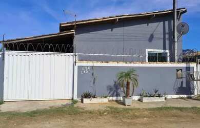 Imagem: A casa possui 2 Dormitórios, 2 Banheiros, 2 Vagas na garagem