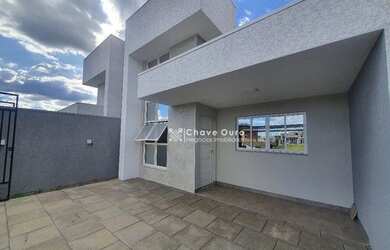 Imagem: A casa possui 2 Dormitórios, 1 Banheiro, 2 Vagas na garagem