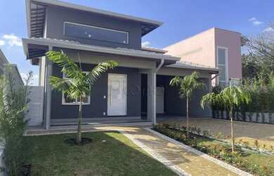 Imagem: A casa em condomínio possui 3 Dormitórios, 2 Banheiros, 4