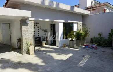 Imagem: A casa possui 4 Dormitórios, 1 Banheiro, 5 Vagas na garagem