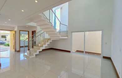 Imagem: A casa em condomínio possui 4 Dormitórios, 5 Banheiros, 4