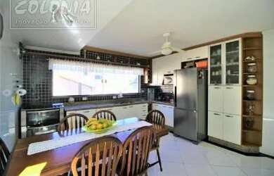 Imagem: A casa possui 3 Dormitórios, 1 Banheiro, 4 Vagas na garagem