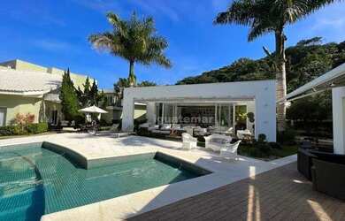 Imagem: A casa em condomínio possui 4 Dormitórios, 5 Banheiros, 4