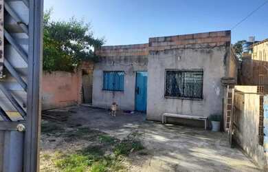 Imagem: A casa possui 3 Dormitórios, 1 Banheiro, 5 Vagas na garagem