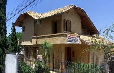 Imagem: A casa possui 3 Dormitórios, 4 Banheiros, 4 Vagas na garagem