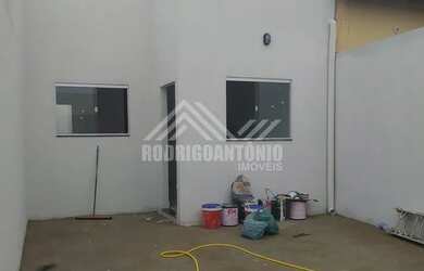 Imagem: A casa possui 3 Dormitórios, 1 Banheiro, 2 Vagas na garagem