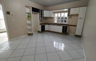 Imagem: A casa possui 2 Dormitórios, 2 Banheiros, 3 Vagas na garagem