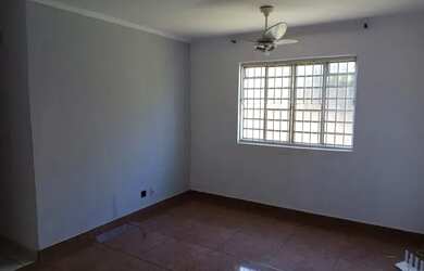 Imagem: O apartamento possui 3 Dormitórios, 1 Banheiro, 1 Vaga na garagem