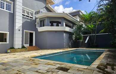 Imagem: A casa possui 4 Dormitórios, 5 Banheiros, 4 Vagas na garagem