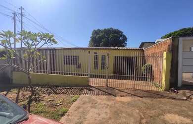 Imagem: A casa possui 3 Dormitórios, 1 Banheiro e 1 Vaga na garagem