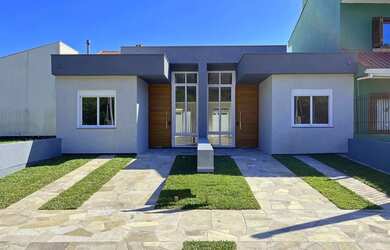 Imagem: A casa possui 2 Dormitórios, 2 Banheiros, 2 Vagas na garagem