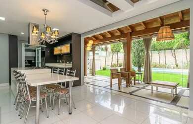 Imagem: A casa possui 3 Dormitórios, 5 Banheiros, 4 Vagas na garagem