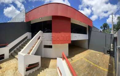 Imagem: O depósito possui 4 Vagas na garagem e 373m² de Área e está