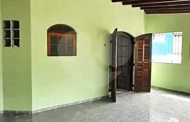 Imagem: A casa possui 3 Dormitórios e está localizado em Itacibá