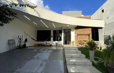 Imagem: A casa em condomínio possui 4 Dormitórios, 2 Banheiros, 5