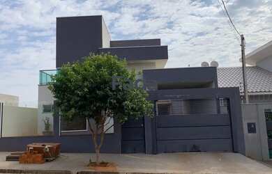 Imagem: A casa possui 3 Dormitórios, 2 Banheiros, 2 Vagas na garagem