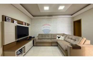 Imagem: A casa possui 2 Dormitórios, 2 Banheiros, 4 Vagas na garagem