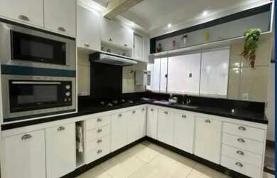 Imagem: A casa possui 2 Dormitórios, 1 Banheiro, 2 Vagas na garagem