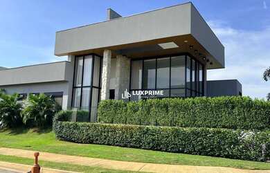 Imagem: A casa em condomínio possui 3 Dormitórios, 1 Banheiro, 4 Vagas