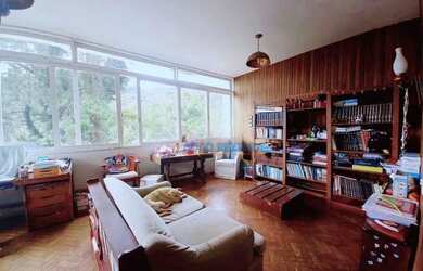 Imagem: A casa possui 4 Dormitórios, 2 Banheiros, 1 Vaga na garagem