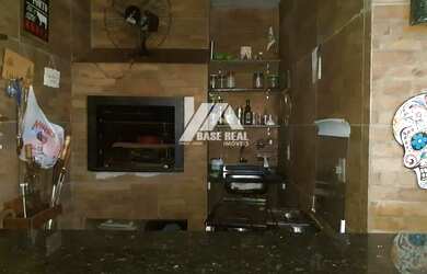 Imagem: A casa possui 3 Dormitórios, 2 Banheiros, 1 Vaga na garagem