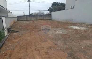 Imagem: O terreno possui 240m² de Área e está localizado em Parque