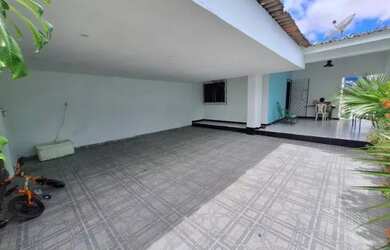 Imagem: A casa possui 3 Dormitórios, 2 Banheiros e 3 Vagas na garagem