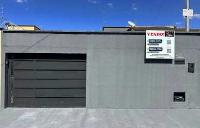 Imagem: A casa possui 3 Dormitórios, 2 Banheiros, 3 Vagas na garagem