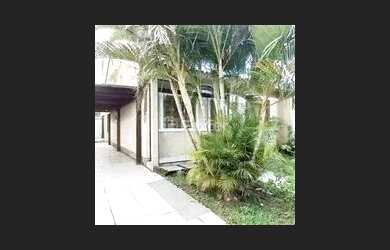 Imagem: A casa possui 2 Dormitórios, 2 Banheiros, 3 Vagas na garagem