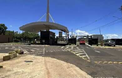 Imagem: A casa possui 3 Dormitórios, 1 Banheiro, 2 Vagas na garagem