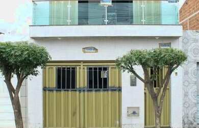 Imagem: A casa possui 3 Dormitórios, 2 Banheiros, 1 Vaga na garagem