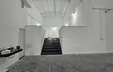 Imagem: O depósito possui 4 Vagas na garagem, 803m² de Área e Imóvel