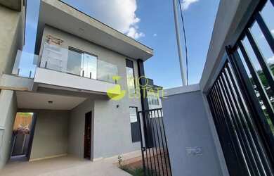 Imagem: A casa possui 3 Dormitórios, 2 Banheiros, 2 Vagas na garagem