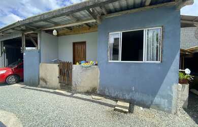 Imagem: A casa possui 5 Dormitórios, 3 Banheiros, 3 Vagas na garagem