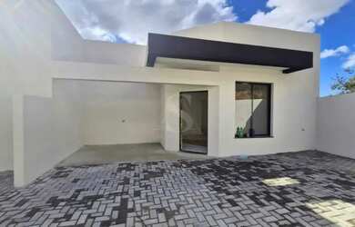 Imagem: A casa possui 3 Dormitórios, 2 Banheiros, 1 Vaga na garagem